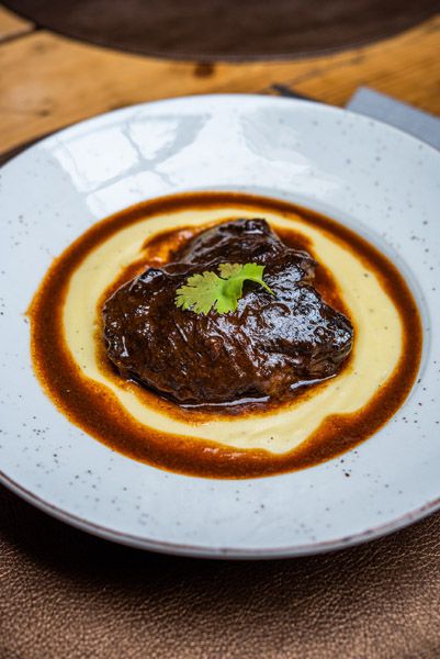 Carrillera de ternera estofada con puré de patata