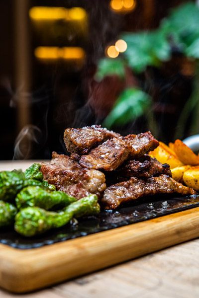 Lagartijo ibérico con pimientos de Padrón y papas 