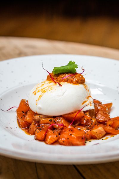 Tartar de salmón marinado en casa con burrata ahumada