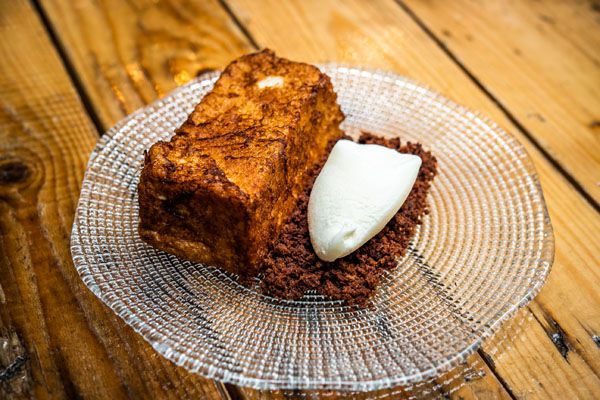Torrija de cítricos, anisados y helado de leche fresca