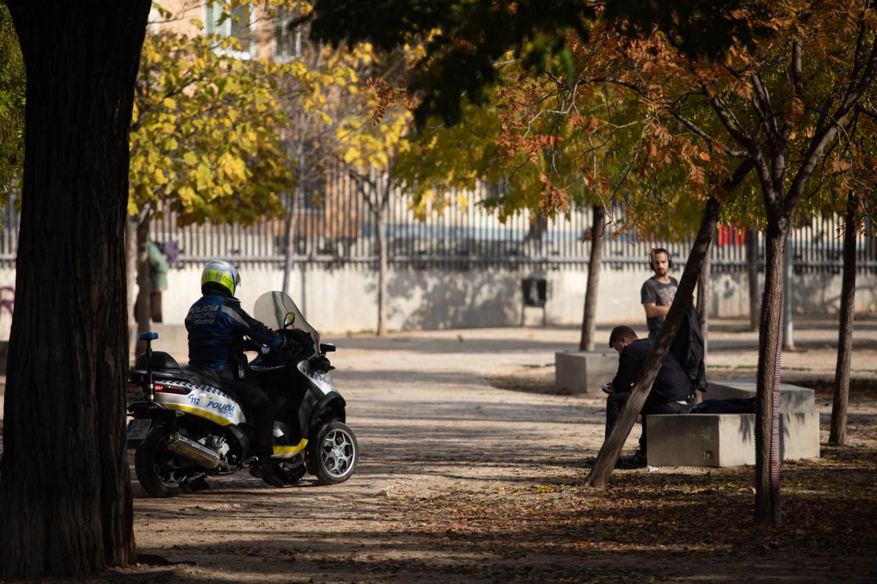 A los actuales bancos de hormigón se sumarán otros de madera.