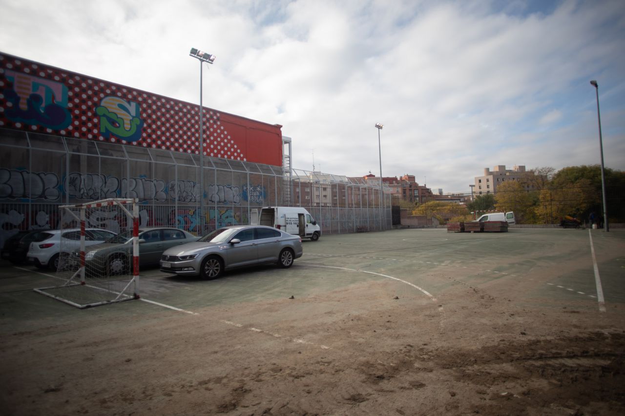 El suelo del campo de fútbol sala recibirá un tratamiento de resina.