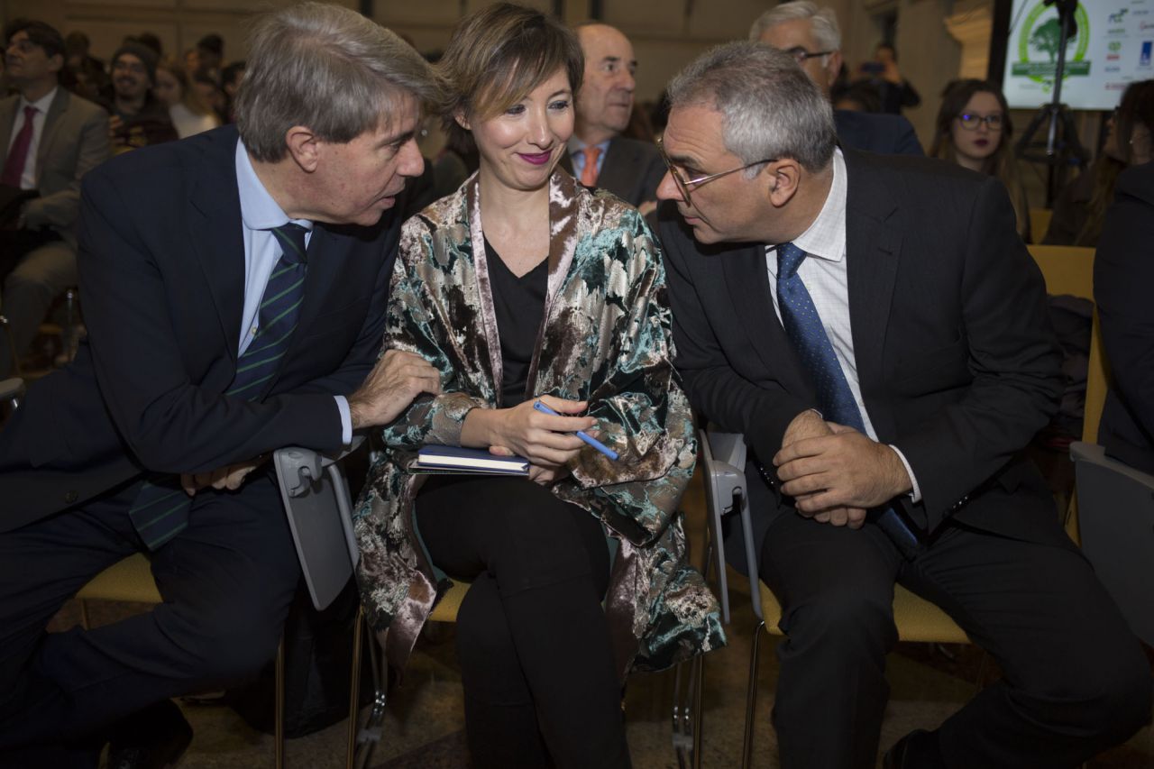 La directora de Madridiario, María Cano, junto a Ángel Garrido y Carlos Izquierdo.