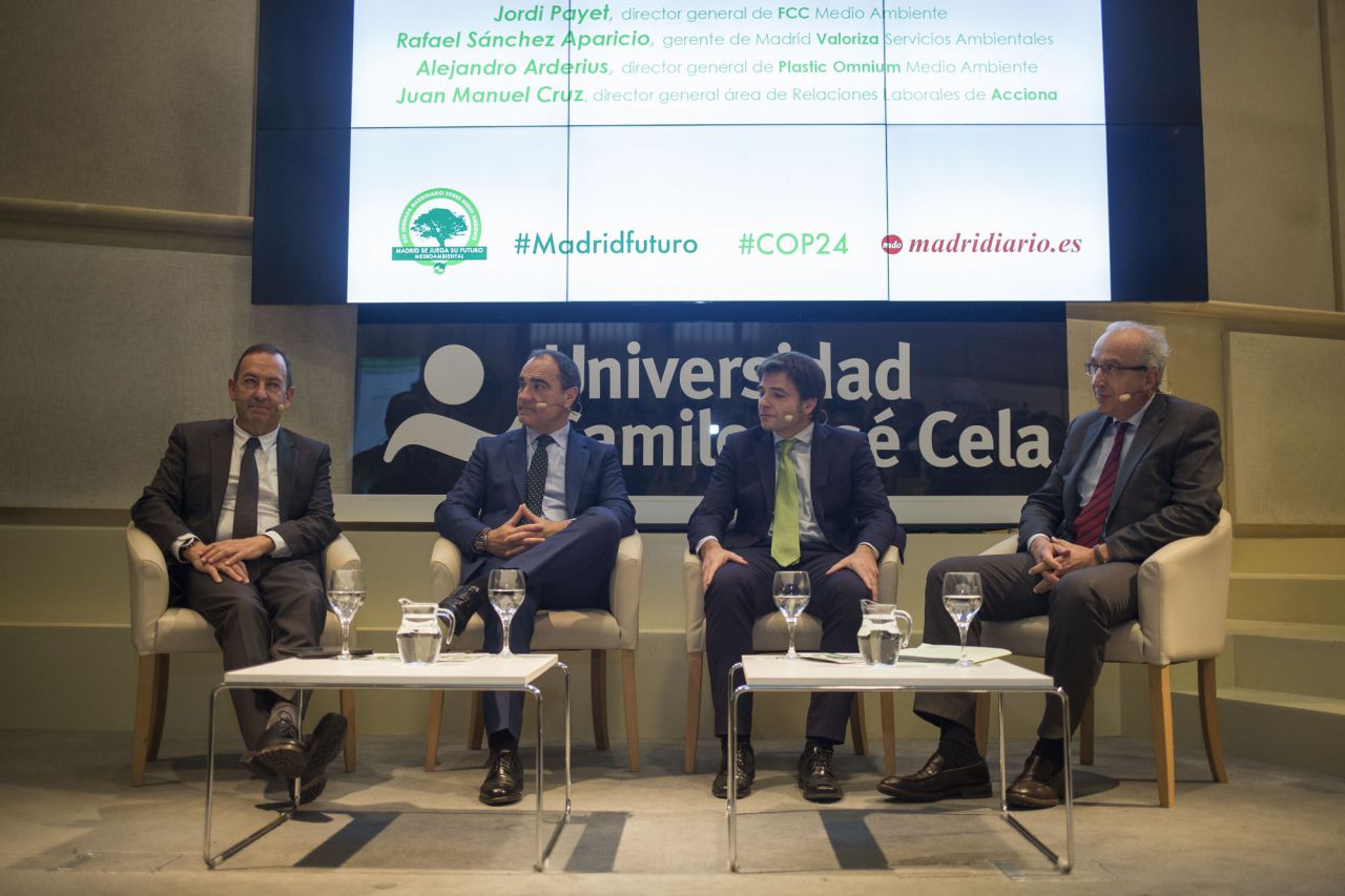 El sector empresarial ha estado representado por directivos de Acciona, FCC, Valoriza Servicios Medioambientales y Omnium Plastic.

Mesa Redonda;Madrid: el futuro medioambiental'