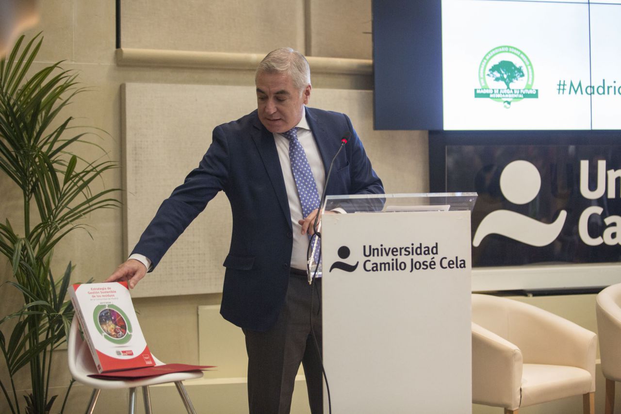 El viceconsejero ha aprovechado para presentar la Estrategia regional de Residuos.