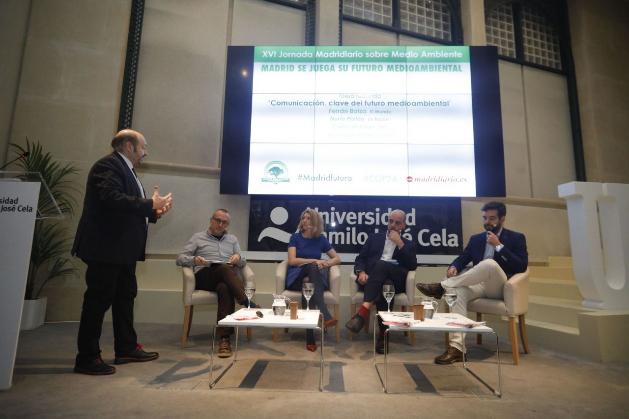 La ciudadanía y sus preocupaciones y dudas sobre medio ambiente, han estado representados por cuatro periodistas, en la mesa redonda Comunicación, clave del futuro medioambiental compuesta.