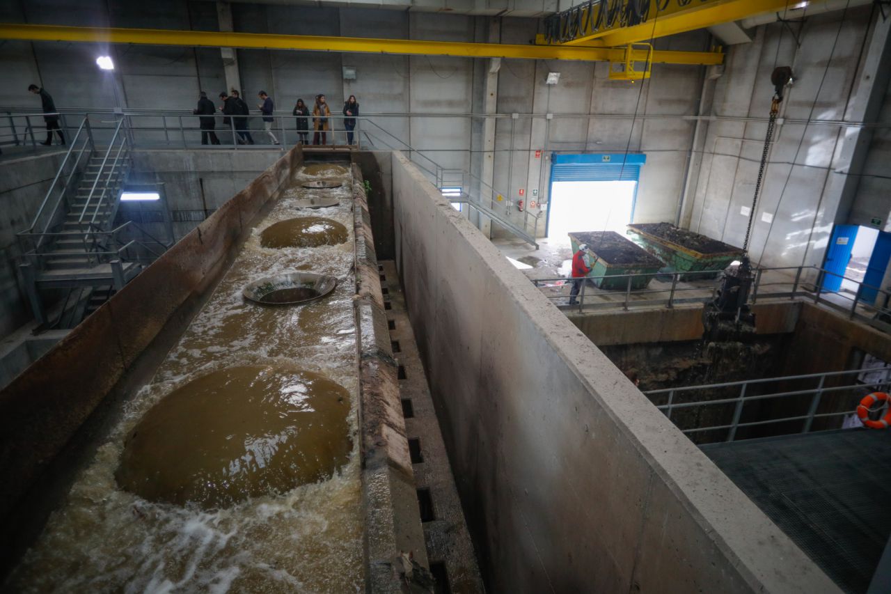 El agua se eleva después en altura a través de unas bombas para llevarlo a la fase de desbaste. 