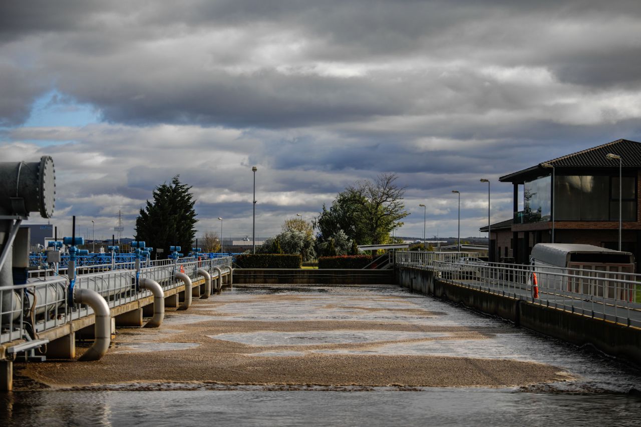 En este proceso se utilizan dos tipos de bacterias que, en las condiciones de oxígeno adecuadas, encierran la contaminación. 