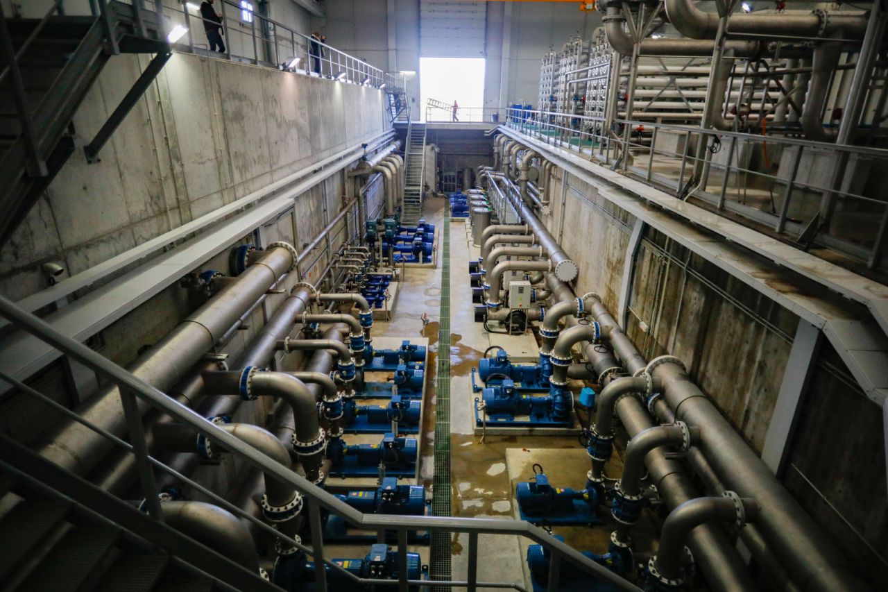 En esta fase de desbaste, el agua se filtra mediante unos 'peines' cada vez más finos, para limpiar el agua de elementos cada vez más pequeños.
