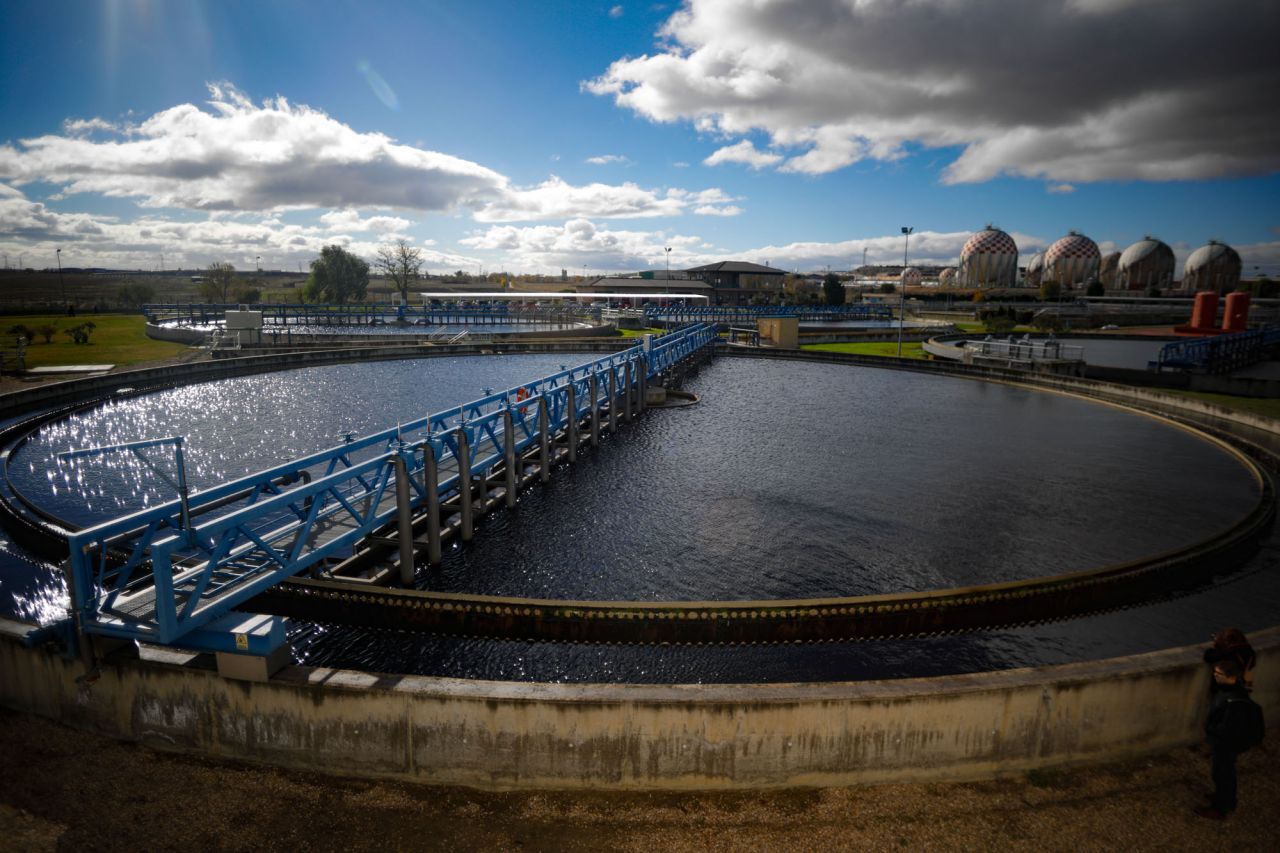 Tras quitar al agua los restos de arena y grasas, se introduce en unos decantadores en los que, por sedimentación, se elimina el 60 por ciento de la contaminación que queda en el agua. 