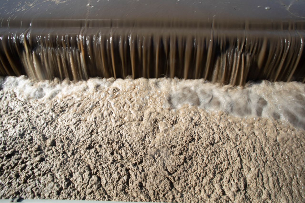 La contaminación se extrae del agua en forma de lodos.