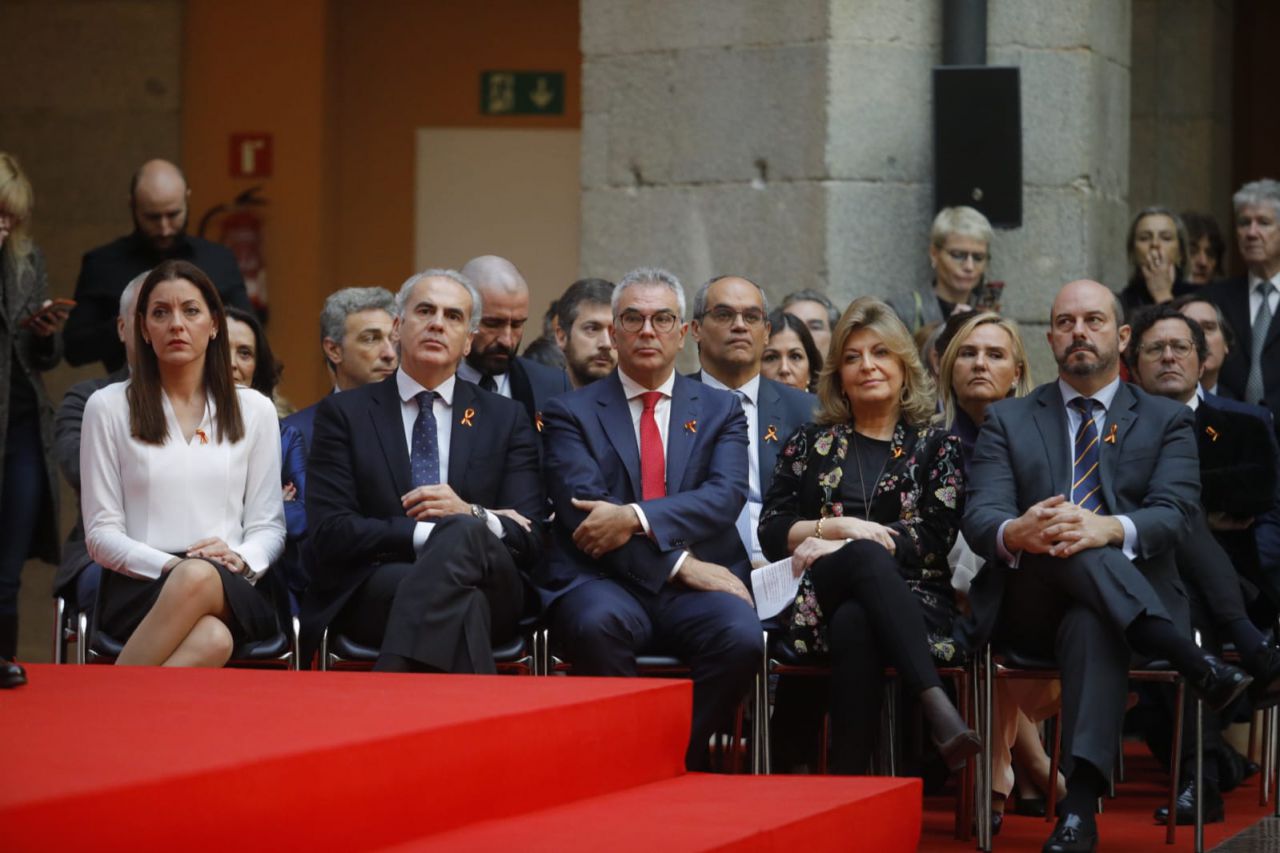 Los consejeros madrileños de Políticas Sociales y  Familia, Lola Moreno; de Sanidad, Enrique Ruíz Escudero; de Medio Ambiente, Carlos Izquierdo; y de Economía y Hacienda, Engracia Hidago; junto al vicepresidente, Pedro Rollán