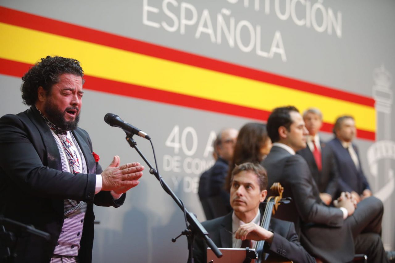 El acto ha comenzado con las canciones ‘La tarara’ y ‘La leyenda del tiempo’, interpretadas por el cantaor Rafael de Utrera