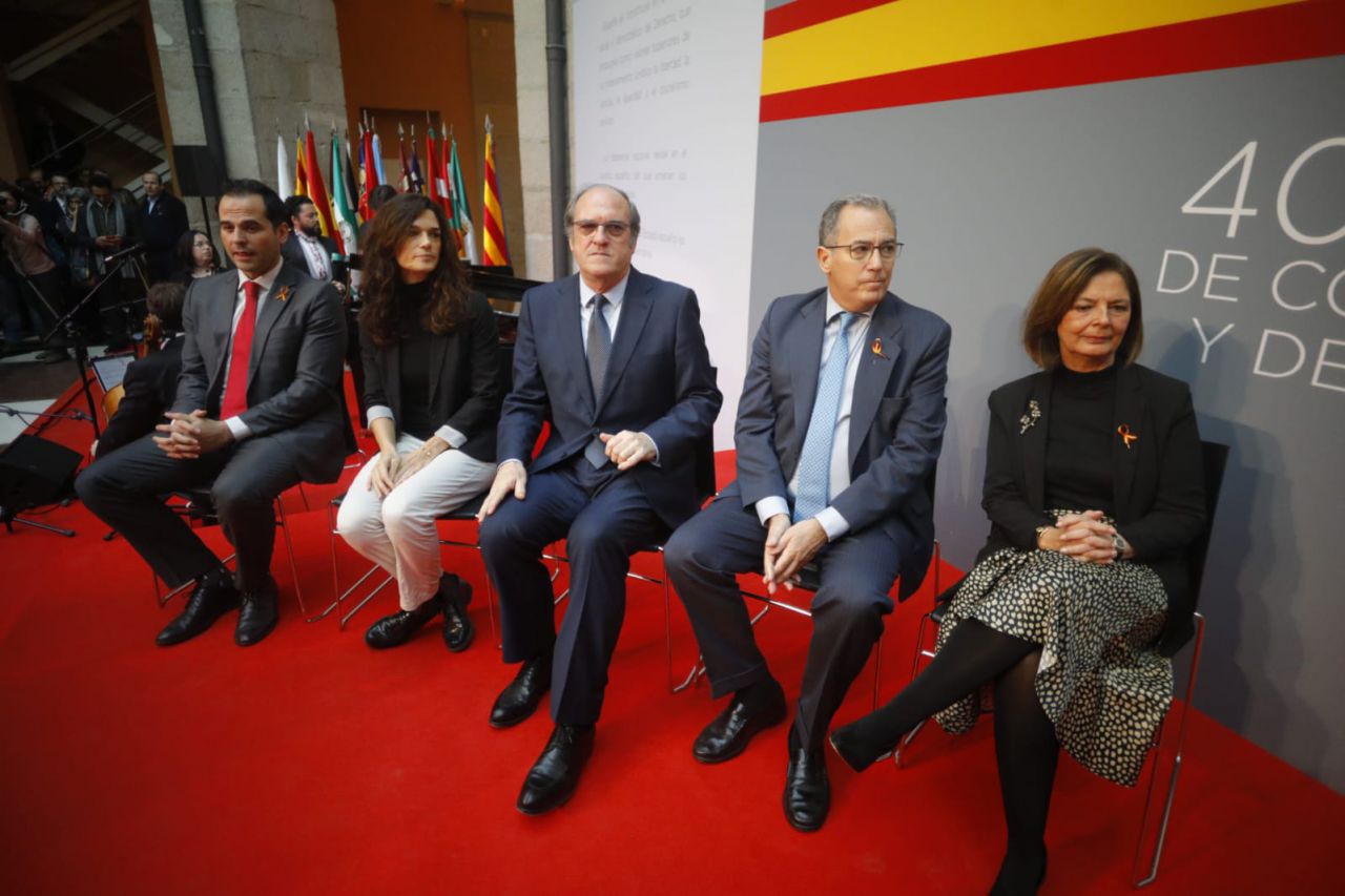 Los portavoces de Cs, Ignacio Aguado; Podemos, Clara Serra; PSOE, Ángel Gabilondo; y PP, Enrique Ossorio, en la Asamblea de Madrid, junto a la presidenta del parlamento madrileño, Paloma Adrados