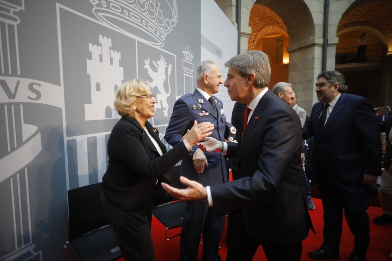 Saludo entre la alcaldesa de Madrid, Manuela Carmena, y el presidente madrileño, Ángel Garrido