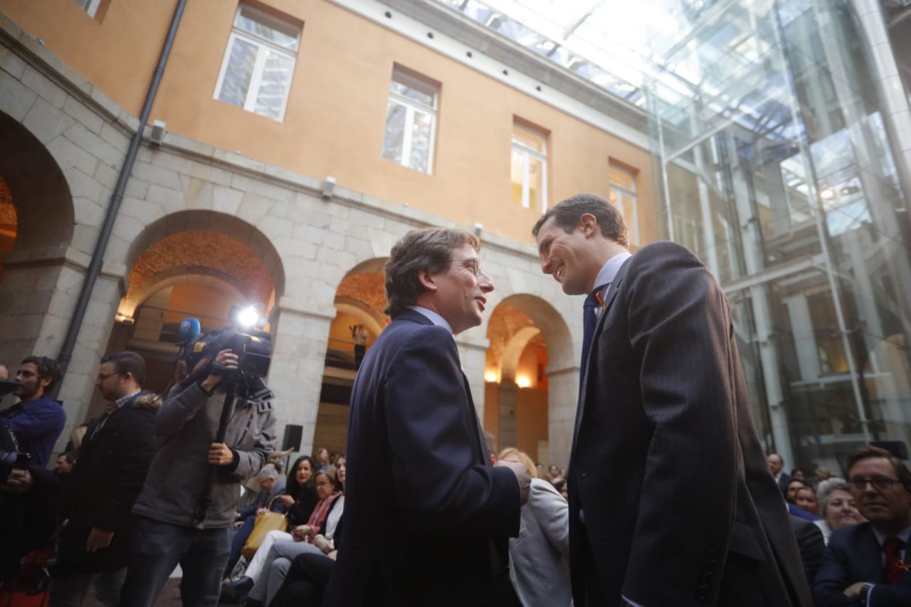 El portavoz del PP en el Ayuntamiento de Madrid, José Luis Martínez-Almeida, junto al secretario general del partido, Pablo Casado