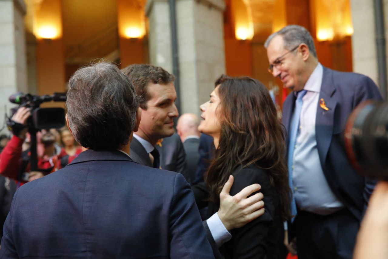 Pablo Casado saluda a la portavoz de Podemos en la Asamblea de Madrid, Clara Serra