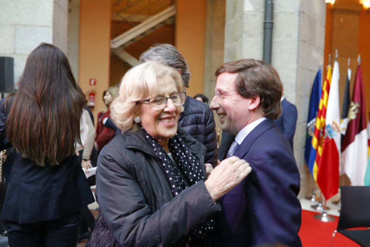 La alcaldesa de Madrid, Manuela Carmena, junto al portavoz del PP en el Ayuntamiento, José Luis Martínez-Almeida