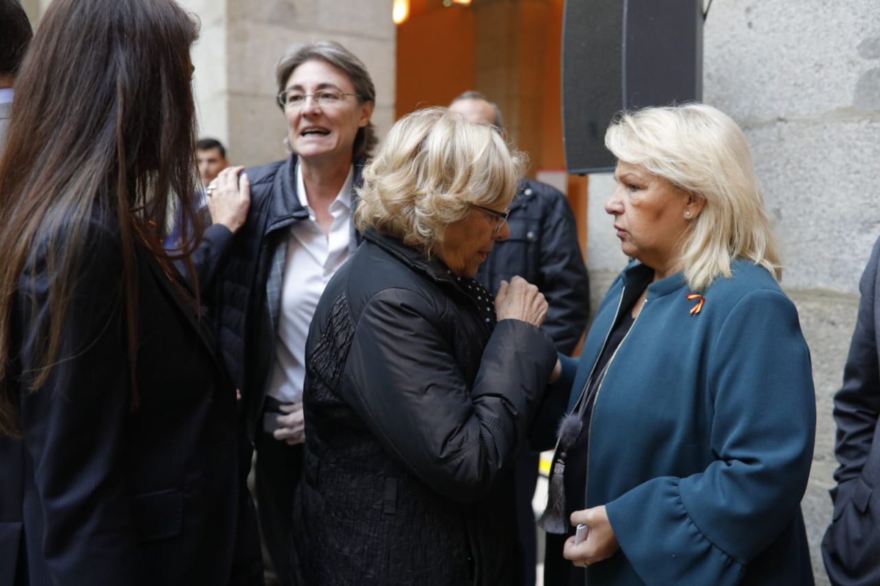 La alcaldesa de Madrid, Manuela Carmena, saluda a la Comisionada para las Victimas del Terrorismo de la Comunidad de Madrid, Ángeles Pedraza