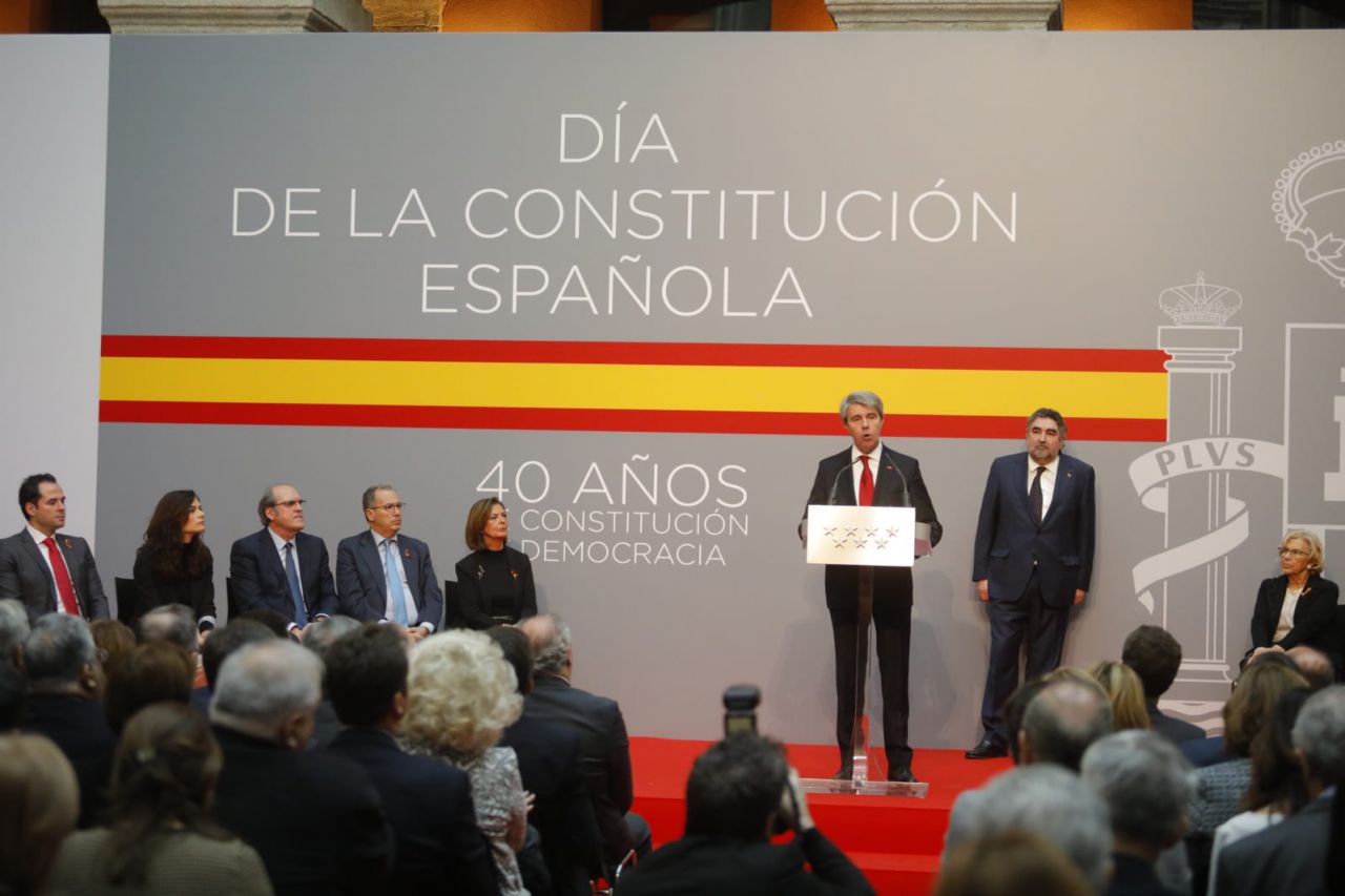 El presidente de la Comunidad de Madrid, Ángel Garrido, junto al Delegado del Gobierno en Madrid, José Manuel Rodríguez Uribes, y los portavoces de los partidos políticos en la Asamblea de Madrid