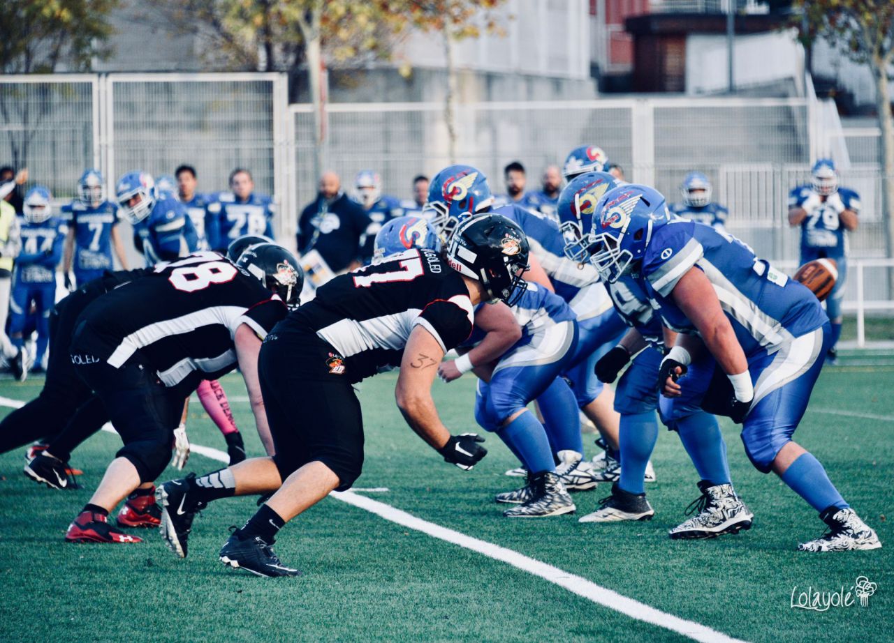 LG OLED Black Demons Las Rozas (blanco y negro) vs Camioneros Coslada (azul).