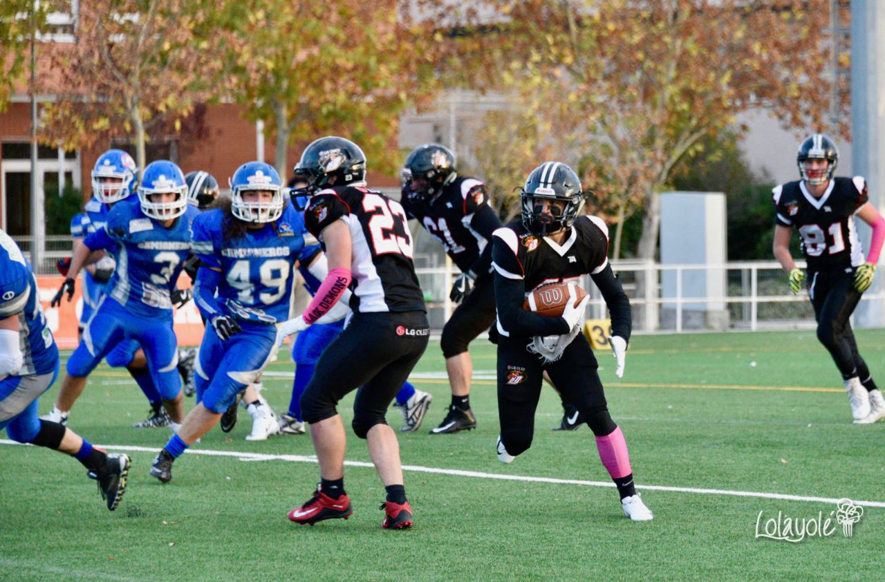 LG OLED Black Demons Las Rozas (blanco y negro) vs Camioneros Coslada (azul).