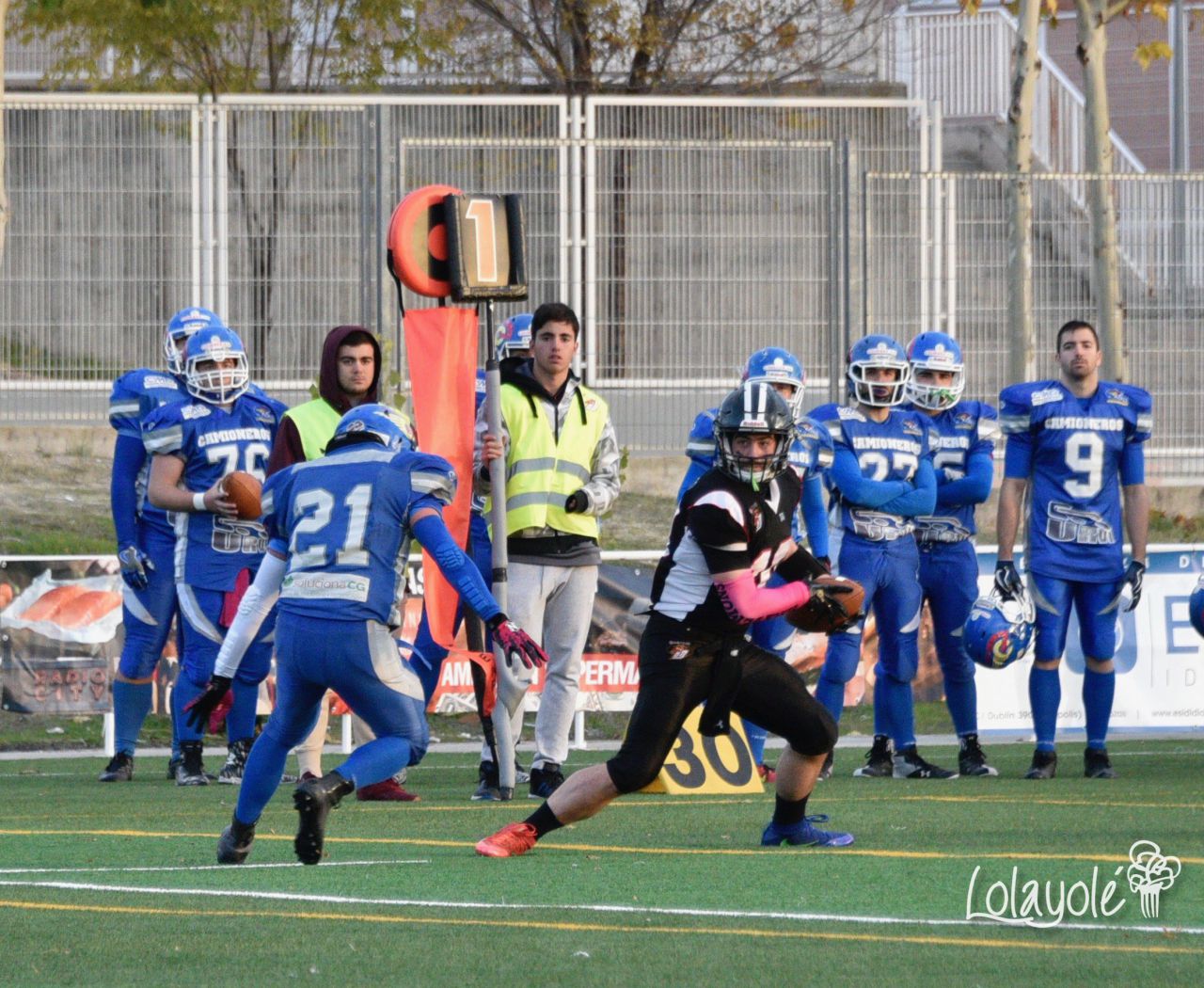 LG OLED Black Demons Las Rozas (blanco y negro) vs Camioneros Coslada (azul).