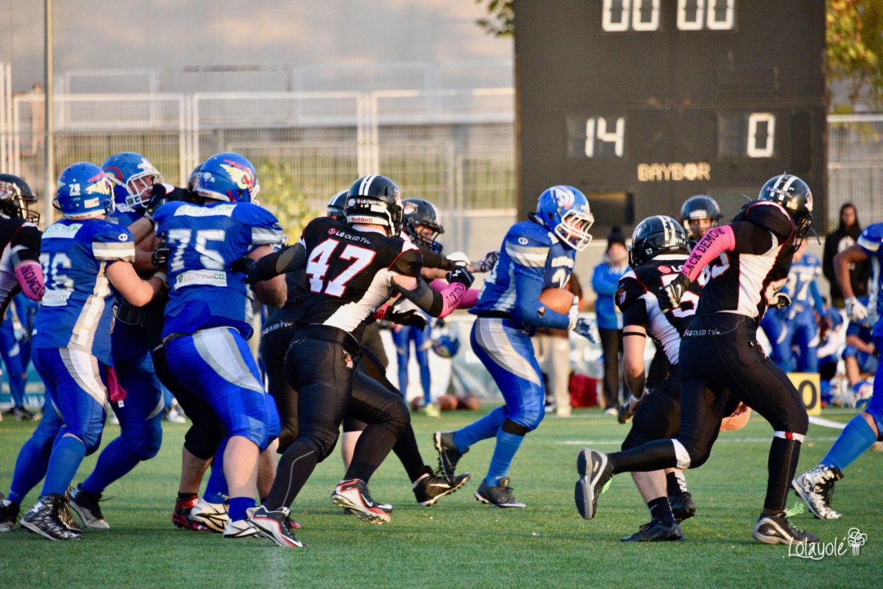 LG OLED Black Demons Las Rozas (blanco y negro) vs Camioneros Coslada (azul).