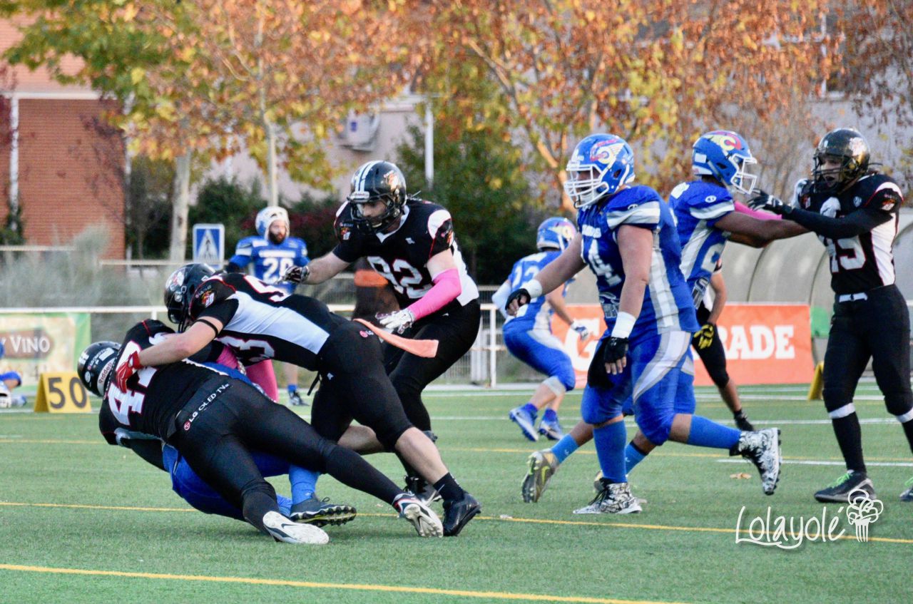 LG OLED Black Demons Las Rozas (blanco y negro) vs Camioneros Coslada (azul).