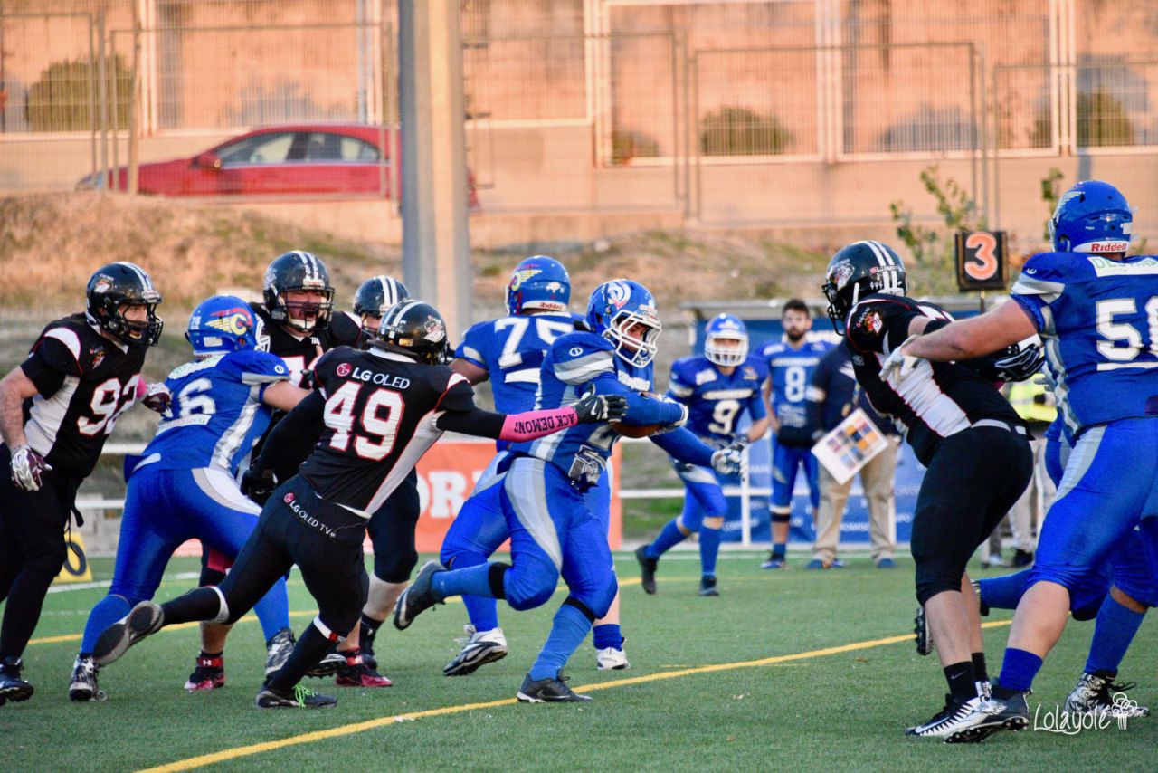 LG OLED Black Demons Las Rozas (blanco y negro) vs Camioneros Coslada (azul).