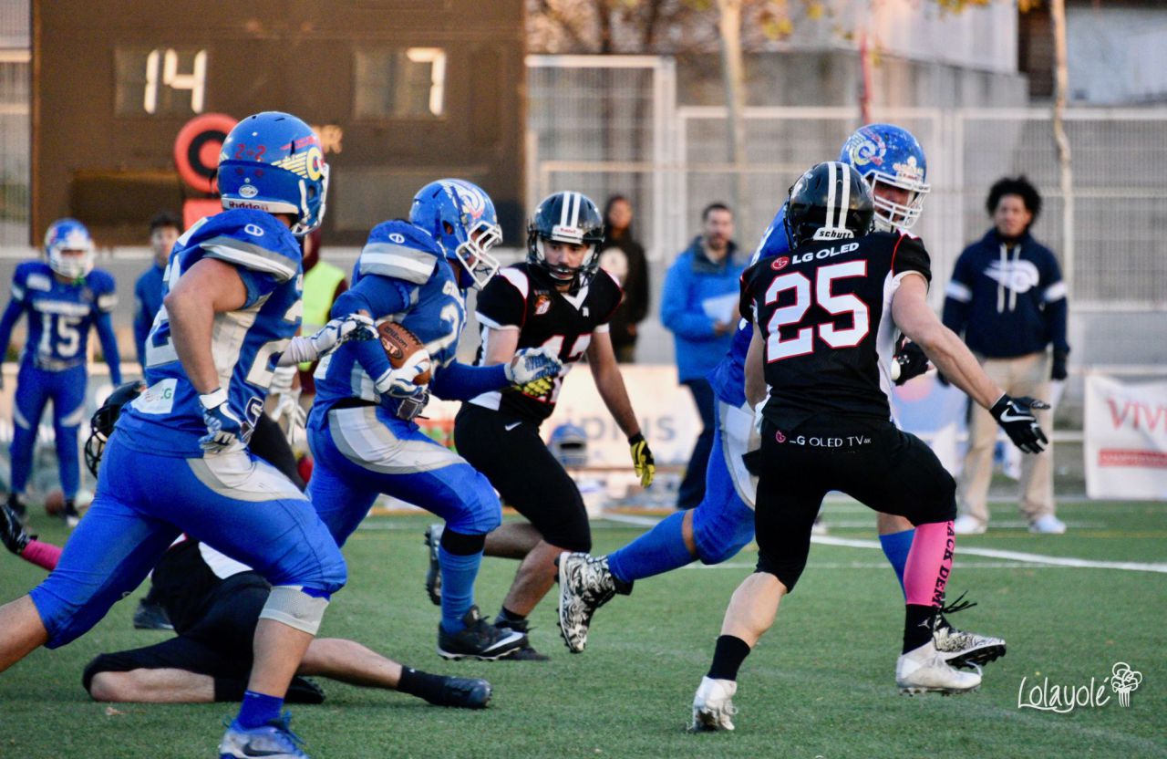 LG OLED Black Demons Las Rozas (blanco y negro) vs Camioneros Coslada (azul).