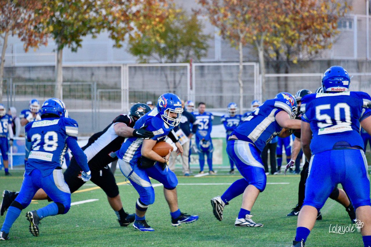LG OLED Black Demons Las Rozas (blanco y negro) vs Camioneros Coslada (azul).