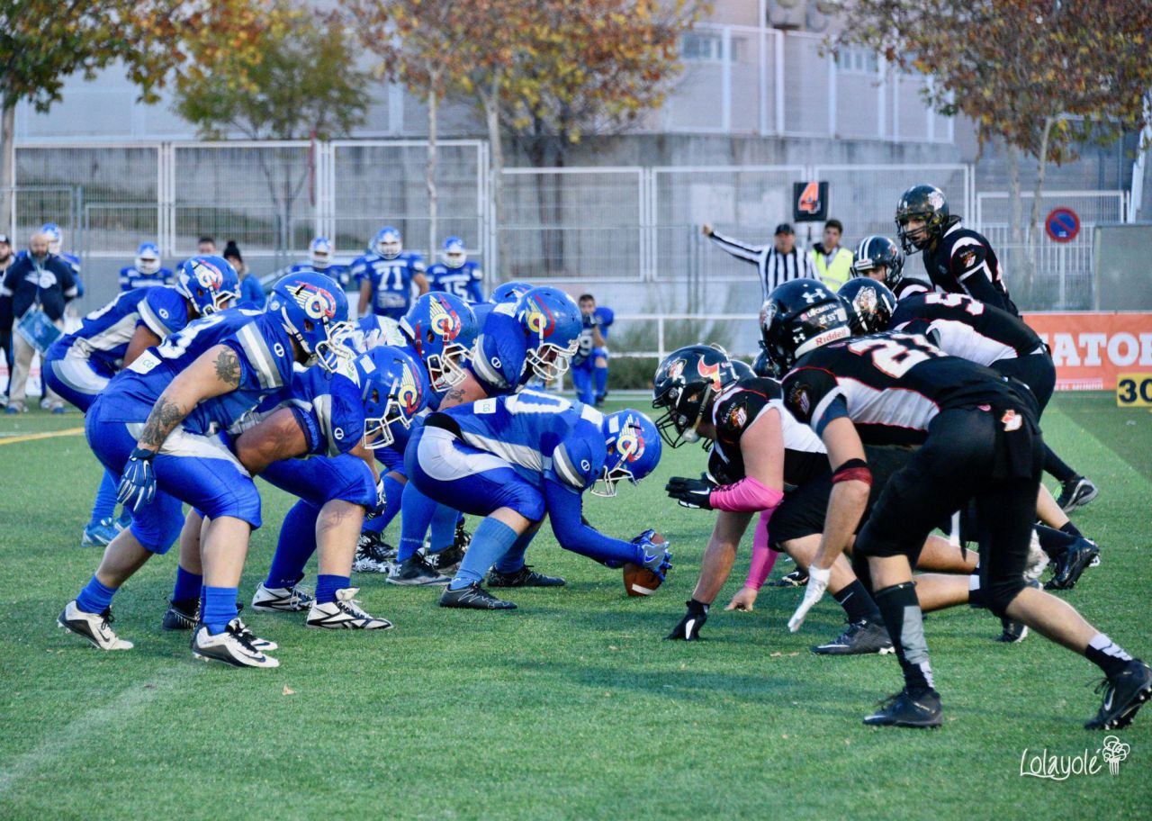 LG OLED Black Demons Las Rozas (blanco y negro) vs Camioneros Coslada (azul).