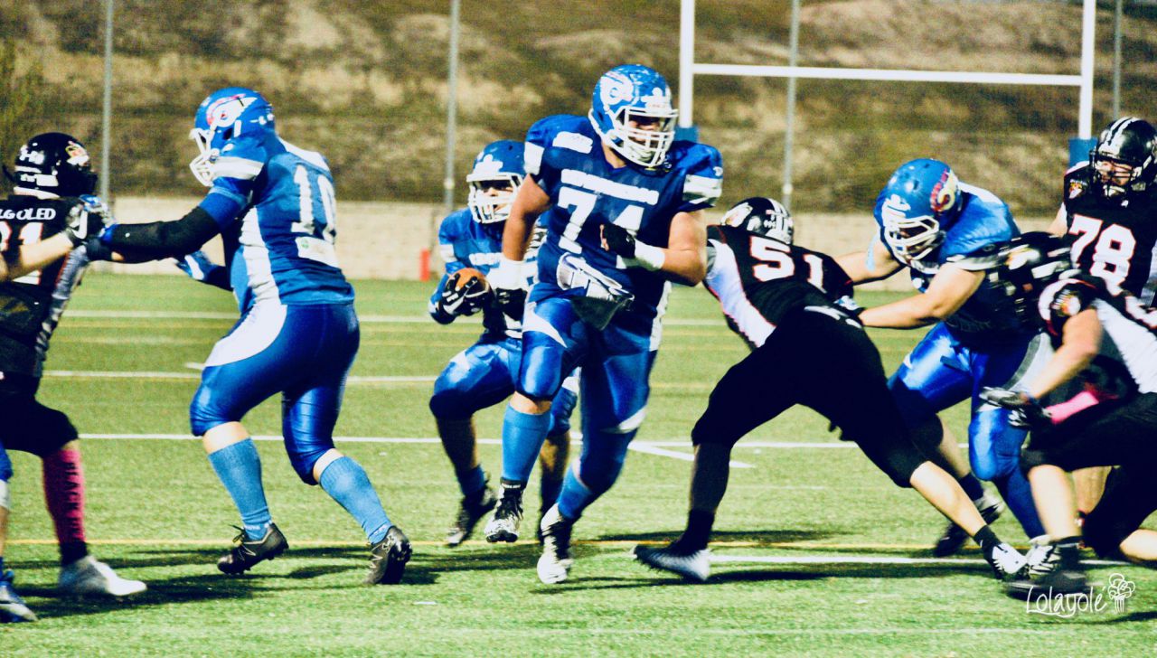 LG OLED Black Demons Las Rozas (blanco y negro) vs Camioneros Coslada (azul).