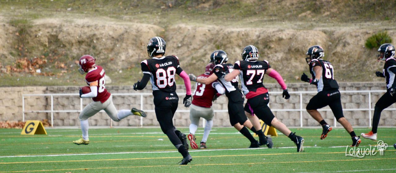 Black Demons Jr. Las Rozas (blanco y negro) vs Royal Oaks Knights Jr. Alcobendas (rojo y blanco).