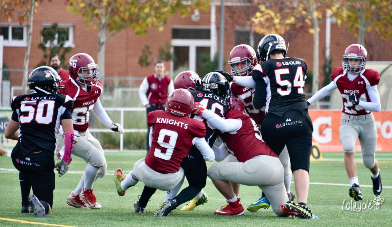 Black Demons Jr. Las Rozas (blanco y negro) vs Royal Oaks Knights Jr. Alcobendas (rojo y blanco).