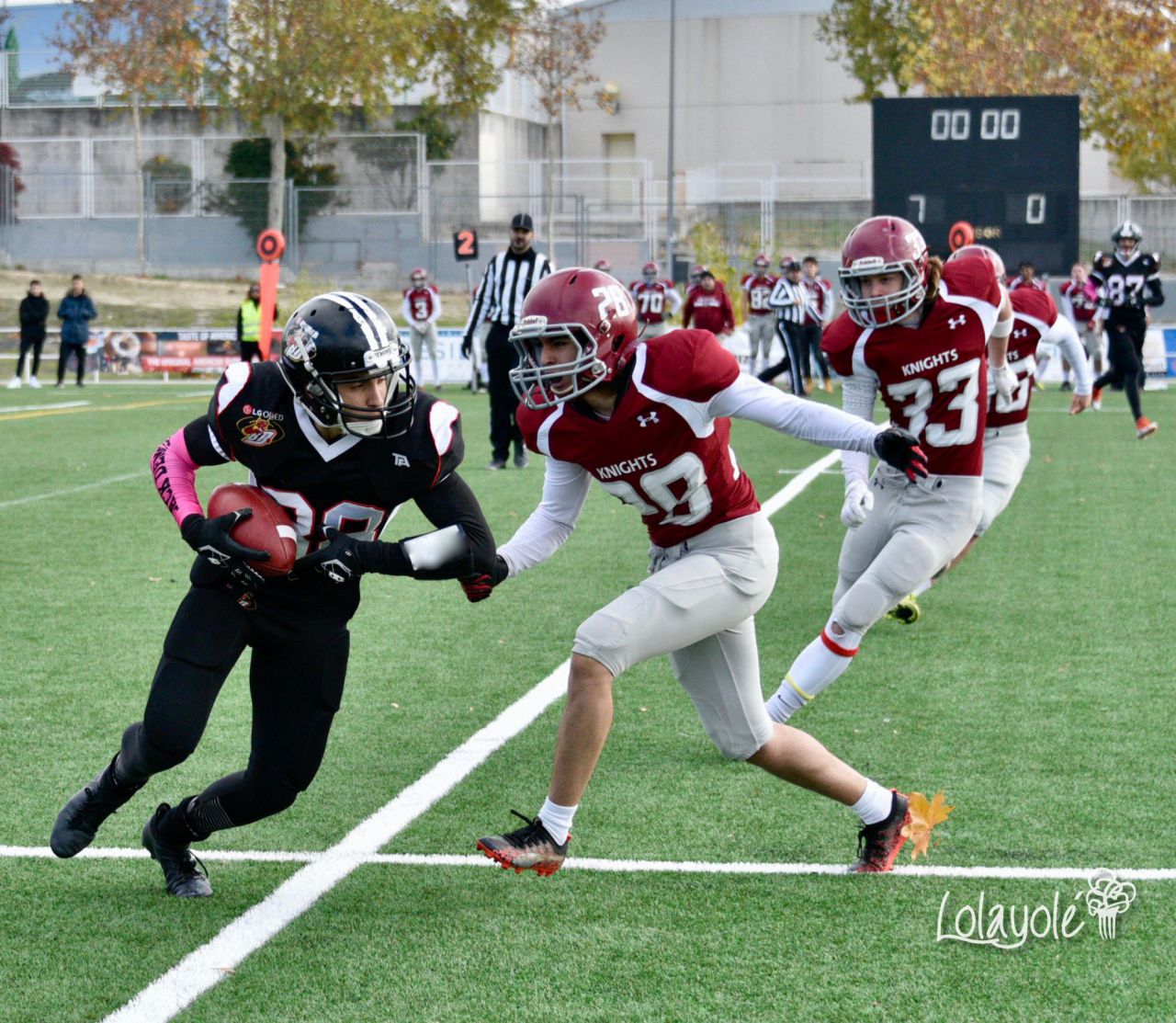 Black Demons Jr. Las Rozas (blanco y negro) vs Royal Oaks Knights Jr. Alcobendas (rojo y blanco).