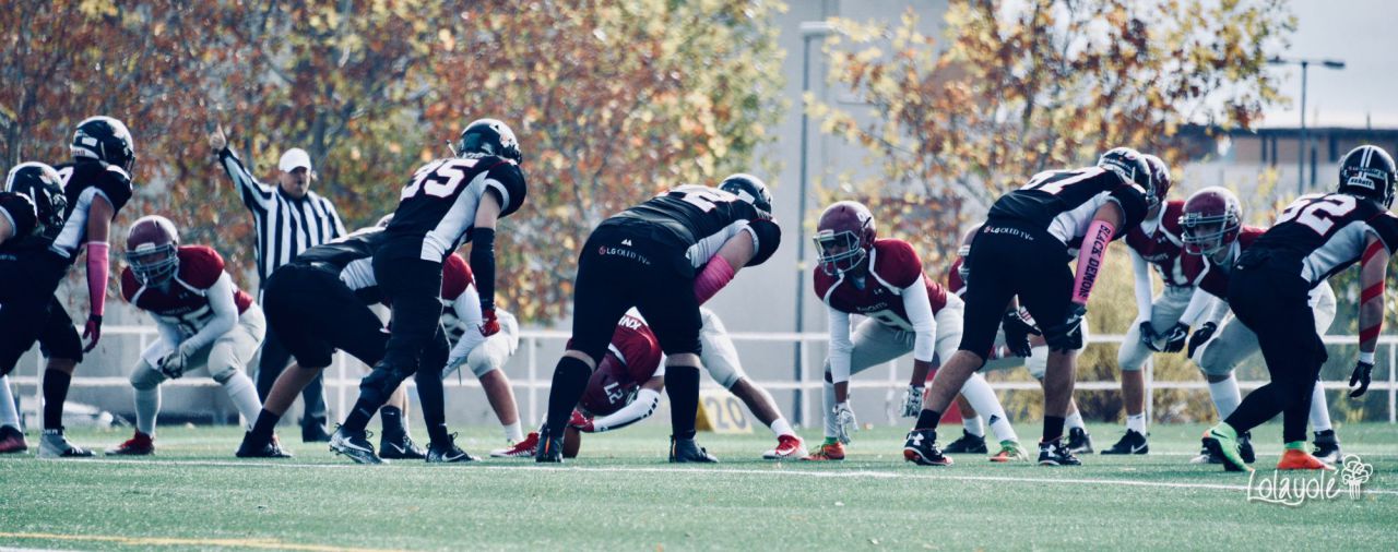 Black Demons Jr. Las Rozas (blanco y negro) vs Royal Oaks Knights Jr. Alcobendas (rojo y blanco).