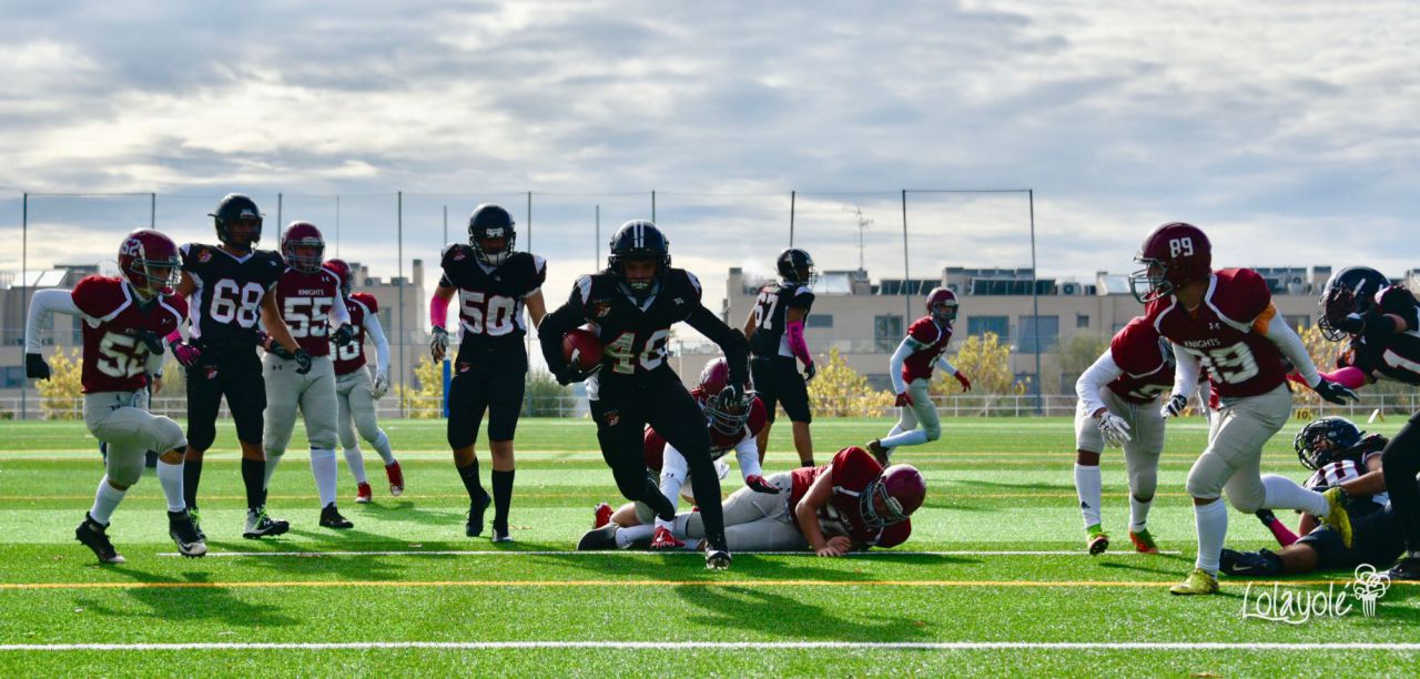 Black Demons Jr. Las Rozas (blanco y negro) vs Royal Oaks Knights Jr. Alcobendas (rojo y blanco).