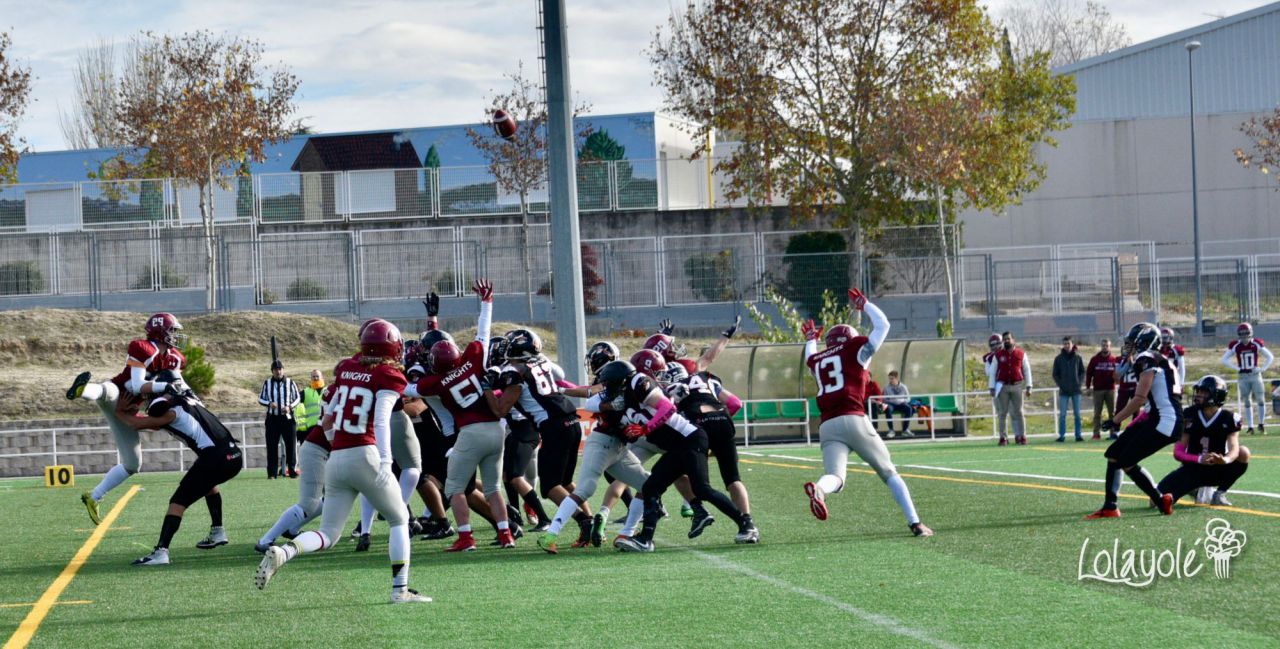 Black Demons Jr. Las Rozas (blanco y negro) vs Royal Oaks Knights Jr. Alcobendas (rojo y blanco).