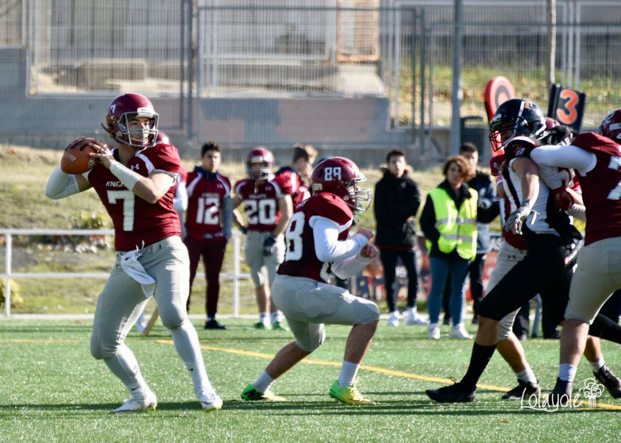 Black Demons Jr. Las Rozas (blanco y negro) vs Royal Oaks Knights Jr. Alcobendas (rojo y blanco).