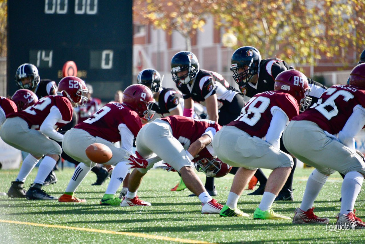Black Demons Jr. Las Rozas (blanco y negro) vs Royal Oaks Knights Jr. Alcobendas (rojo y blanco).