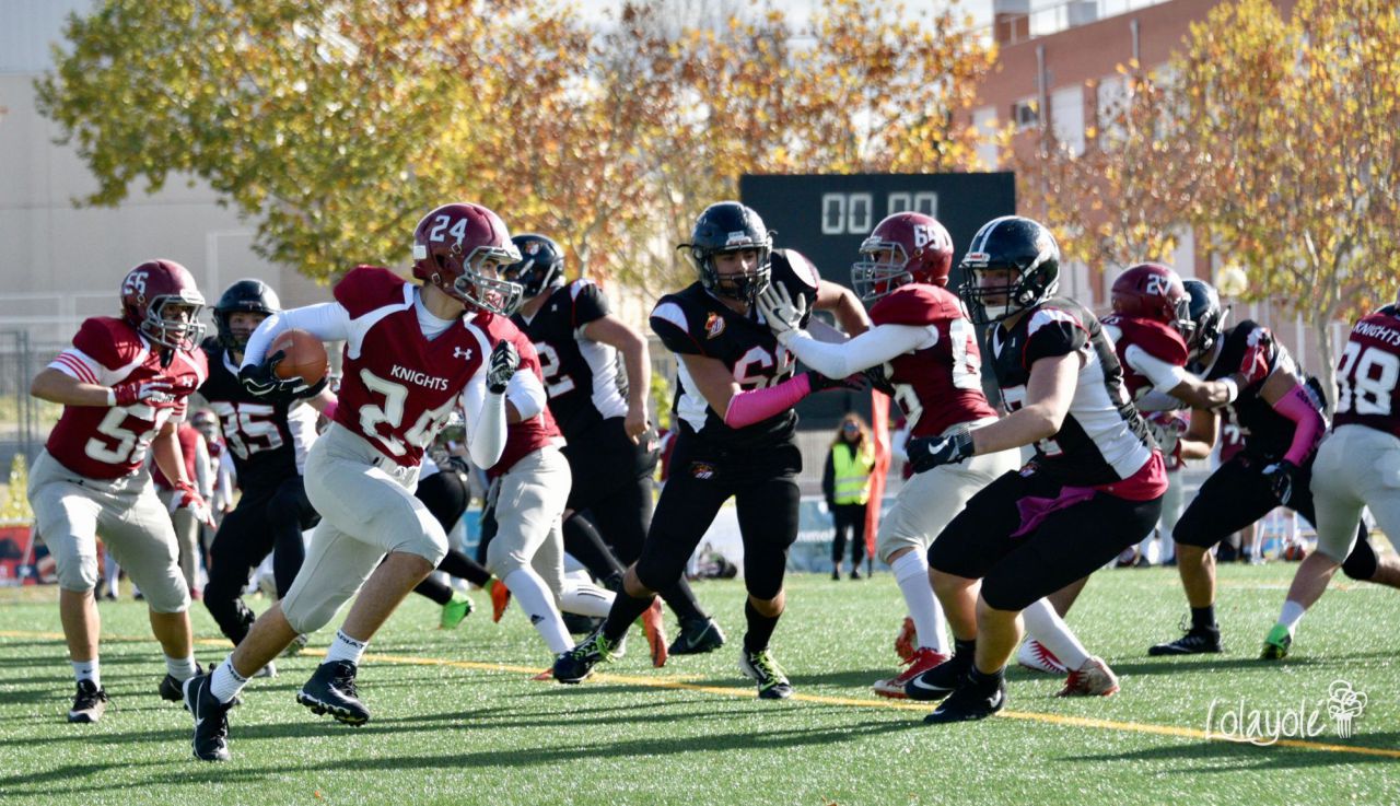 Black Demons Jr. Las Rozas (blanco y negro) vs Royal Oaks Knights Jr. Alcobendas (rojo y blanco).