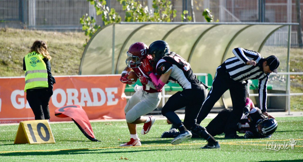 Black Demons Jr. Las Rozas (blanco y negro) vs Royal Oaks Knights Jr. Alcobendas (rojo y blanco).