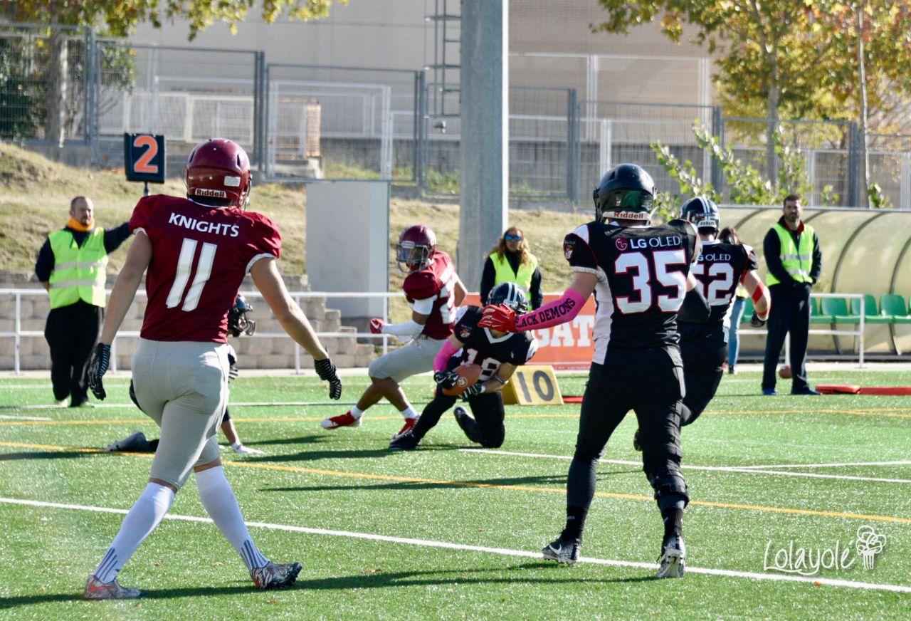 Black Demons Jr. Las Rozas (blanco y negro) vs Royal Oaks Knights Jr. Alcobendas (rojo y blanco).