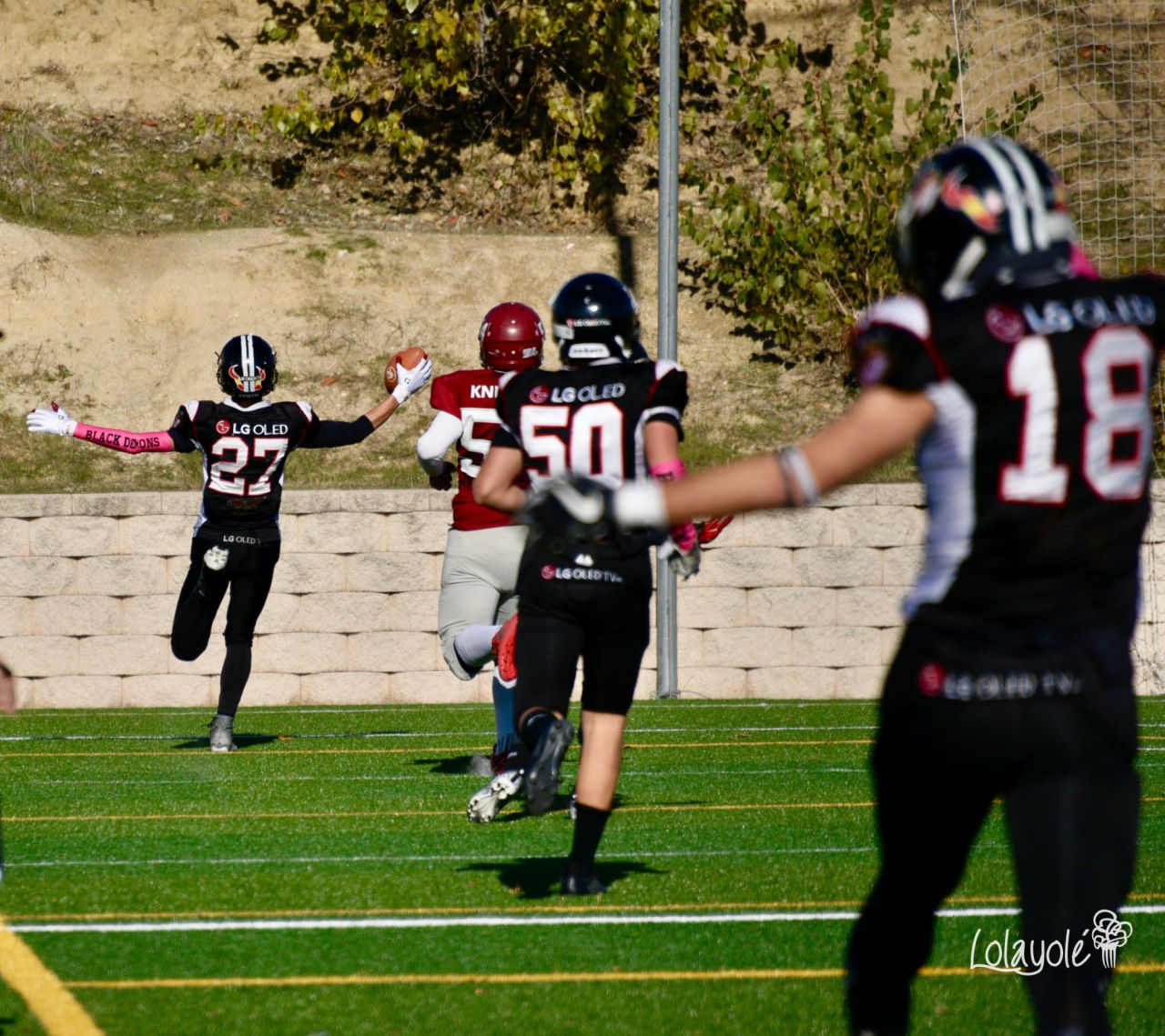 Black Demons Jr. Las Rozas (blanco y negro) vs Royal Oaks Knights Jr. Alcobendas (rojo y blanco).