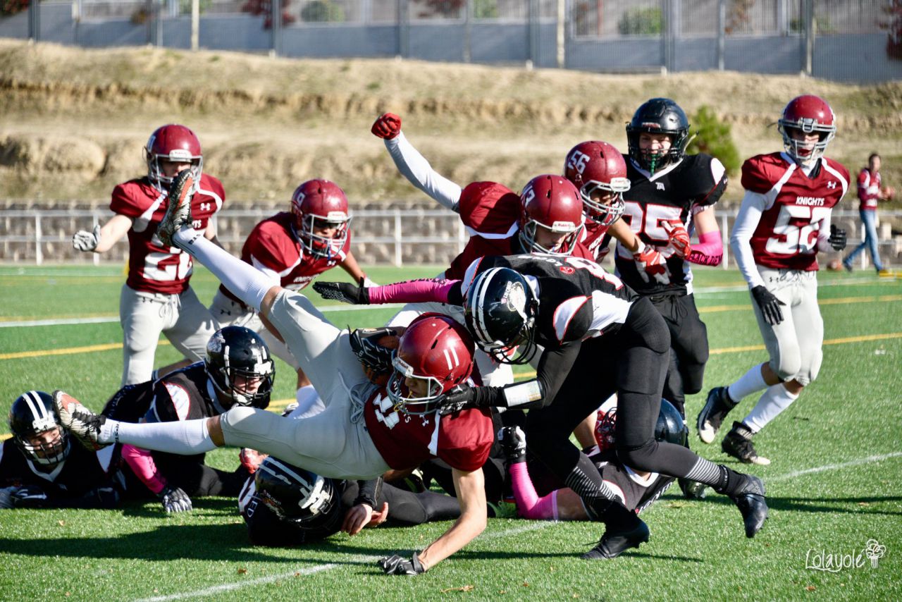 Black Demons Jr. Las Rozas (blanco y negro) vs Royal Oaks Knights Jr. Alcobendas (rojo y blanco).