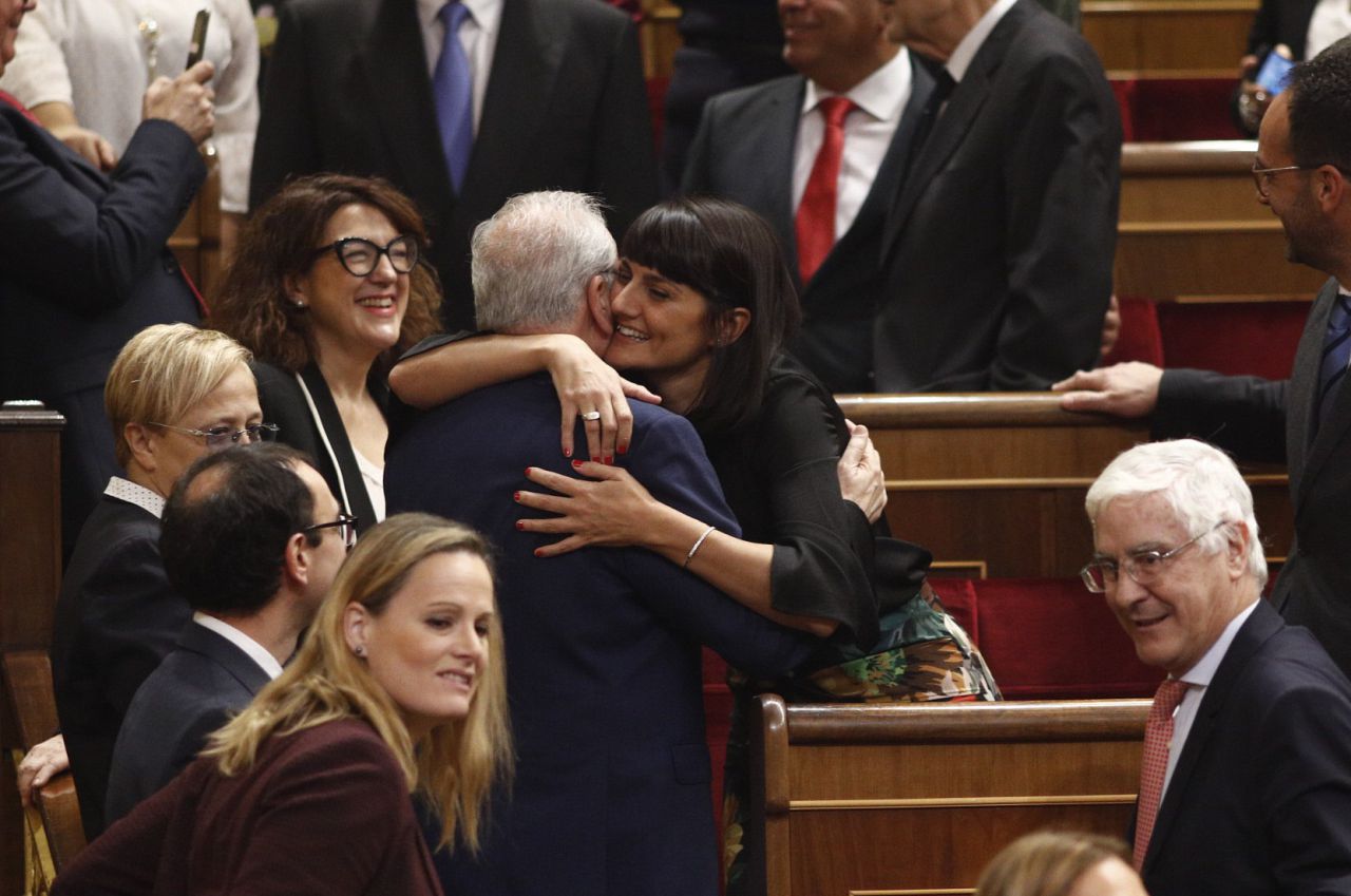 Varios diputados se saludan ants del comienzo del acto