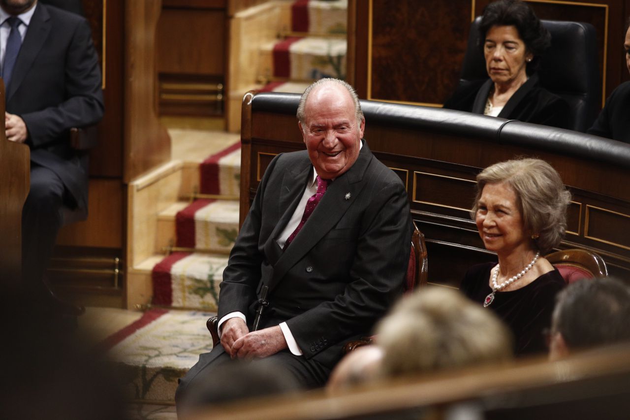 Don Juan Carlos y doña Sofía han ocupado un lugar preferente en el centro del hemiciclo