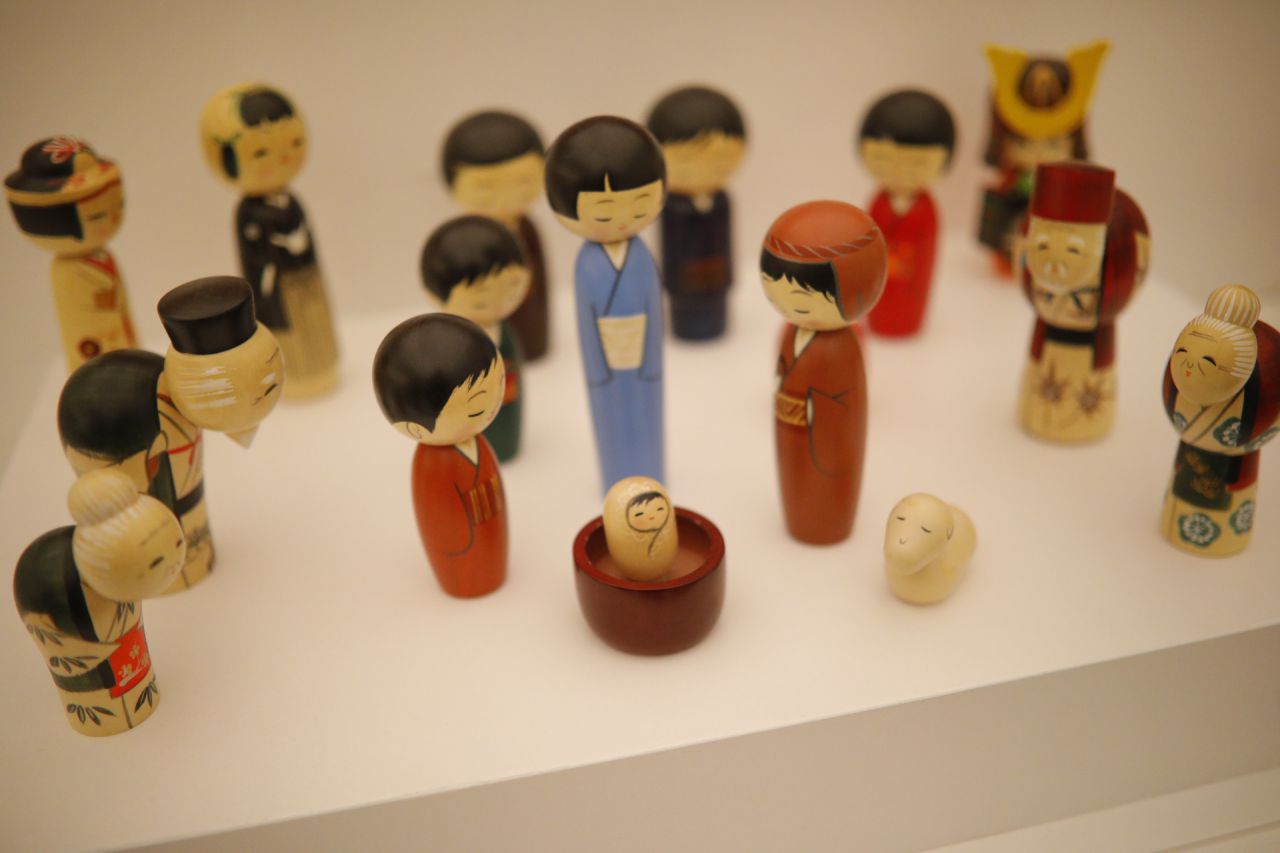 Belén Kokeshi de los artesanos del Taller Kokeshi Dolls de Japón.